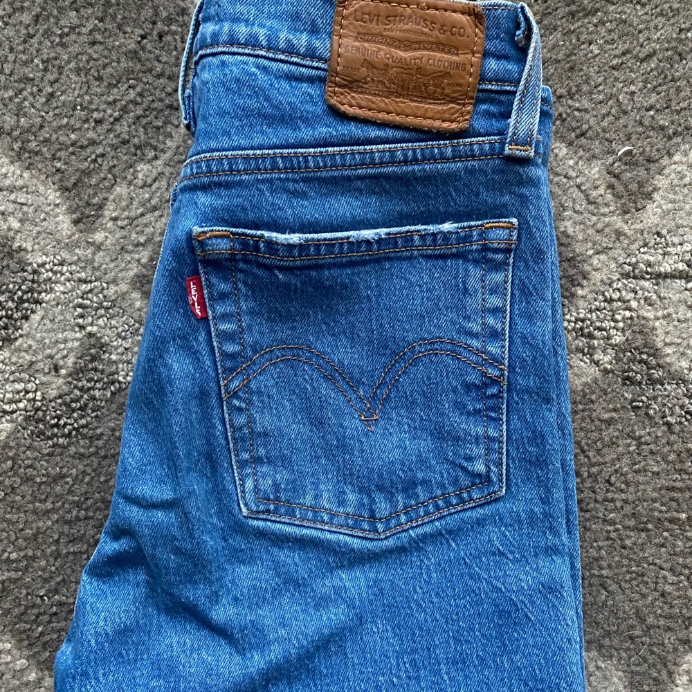 LEVI Medium Wash, Wedgie Jeans